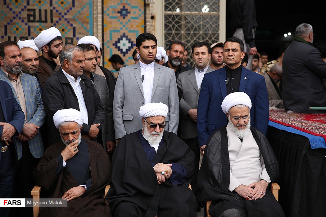 گزارش تصویری / تشییع پیکر آیت الله باریک بین در قزوین / مراسم تشییع پیکر آیت‌الله باریک بین نماینده سابق ولی فقیه در استان و امام جمعه قزوین روز یکشنبه بیستم فروردین ماه با حضورحجت الاسلام والمسلمین محمدی گلپایگانی مسئول دفتر مقام معظم رهبری به سمت آستان مقدس امامزاده حسین(ع) و گلزار شهدای قزوین تشییع شد.