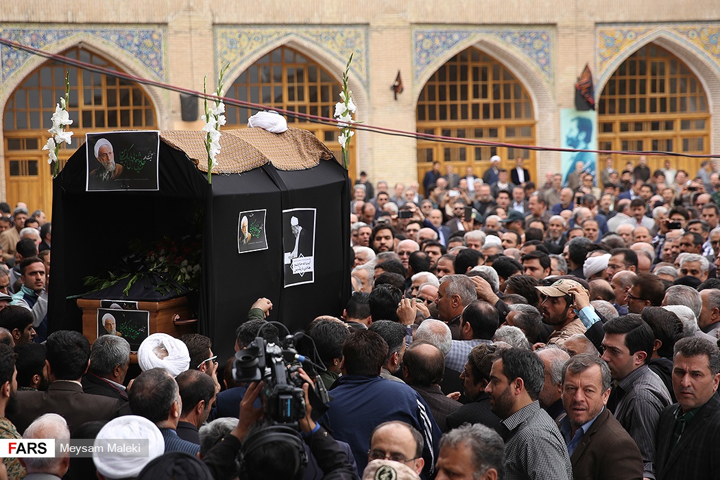 گزارش تصویری / تشییع پیکر آیت الله باریک بین در قزوین / مراسم تشییع پیکر آیت‌الله باریک بین نماینده سابق ولی فقیه در استان و امام جمعه قزوین روز یکشنبه بیستم فروردین ماه با حضورحجت الاسلام والمسلمین محمدی گلپایگانی مسئول دفتر مقام معظم رهبری به سمت آستان مقدس امامزاده حسین(ع) و گلزار شهدای قزوین تشییع شد.