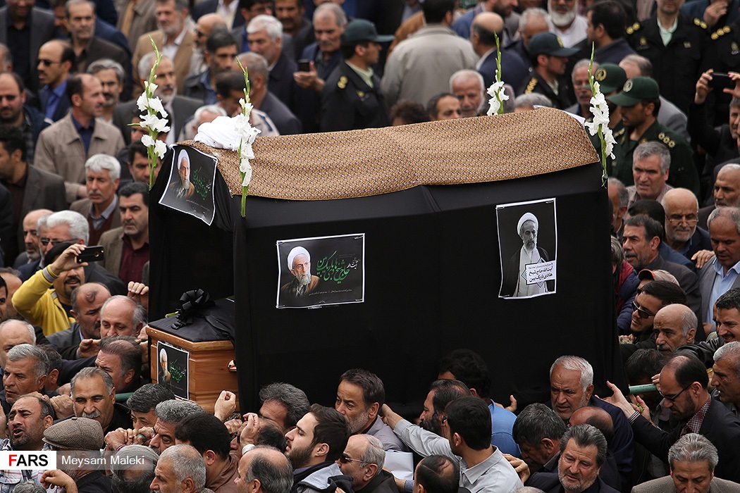 گزارش تصویری / تشییع پیکر آیت الله باریک بین در قزوین / مراسم تشییع پیکر آیت‌الله باریک بین نماینده سابق ولی فقیه در استان و امام جمعه قزوین روز یکشنبه بیستم فروردین ماه با حضورحجت الاسلام والمسلمین محمدی گلپایگانی مسئول دفتر مقام معظم رهبری به سمت آستان مقدس امامزاده حسین(ع) و گلزار شهدای قزوین تشییع شد.