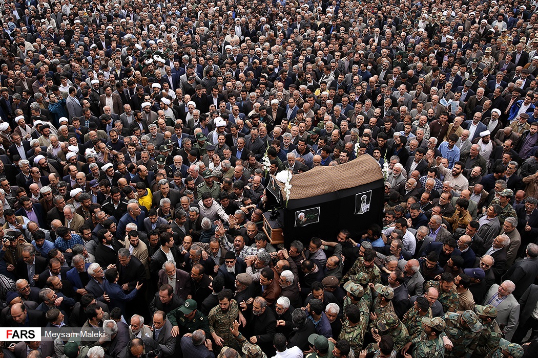 گزارش تصویری / تشییع پیکر آیت الله باریک بین در قزوین / مراسم تشییع پیکر آیت‌الله باریک بین نماینده سابق ولی فقیه در استان و امام جمعه قزوین روز یکشنبه بیستم فروردین ماه با حضورحجت الاسلام والمسلمین محمدی گلپایگانی مسئول دفتر مقام معظم رهبری به سمت آستان مقدس امامزاده حسین(ع) و گلزار شهدای قزوین تشییع شد.