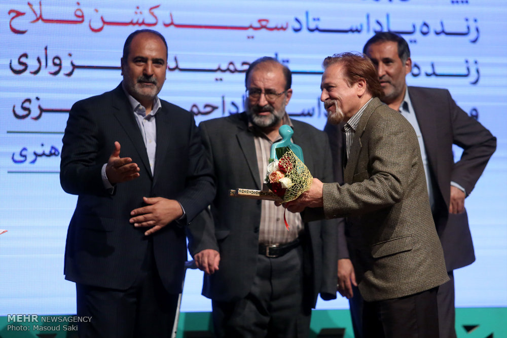 گزارش تصویری / معرفی چهره سال هنر انقلاب اسلامی در سال ۹۵ / در مراسم اختتامیه هفته هنر انقلاب اسلامی که عصر جمعه در حوزه هنری برگزار شد، سید مسعود شجاعی طباطبایی،کاریکاتوریست و دبیر جشنواره بین المللی کاریکاتور به عنوان چهره سال هنر انقلاب معرفی شد.