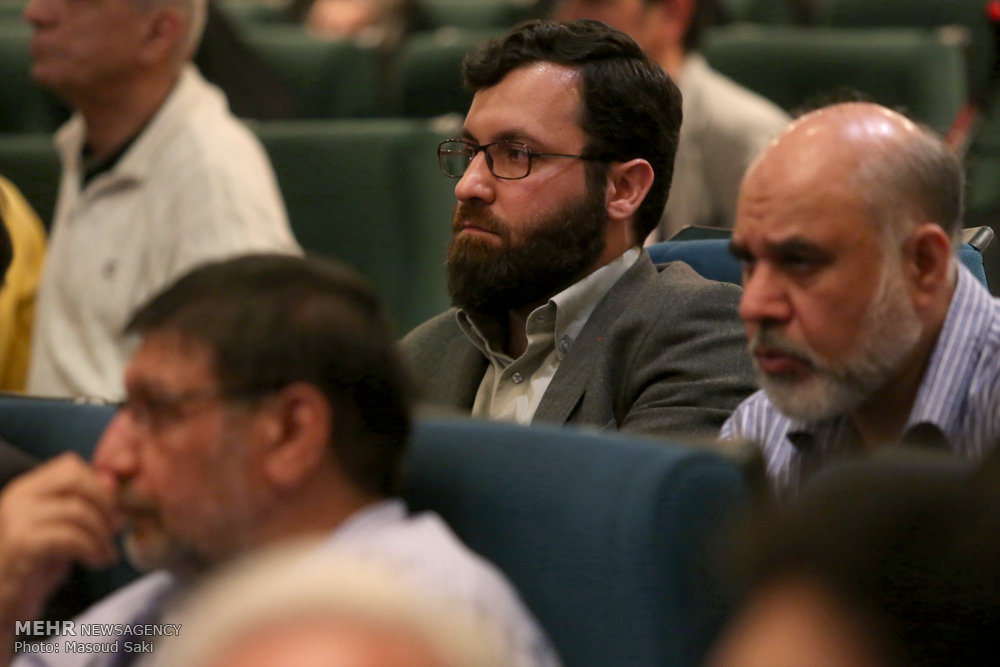 گزارش تصویری / معرفی چهره سال هنر انقلاب اسلامی در سال ۹۵ / در مراسم اختتامیه هفته هنر انقلاب اسلامی که عصر جمعه در حوزه هنری برگزار شد، سید مسعود شجاعی طباطبایی،کاریکاتوریست و دبیر جشنواره بین المللی کاریکاتور به عنوان چهره سال هنر انقلاب معرفی شد.