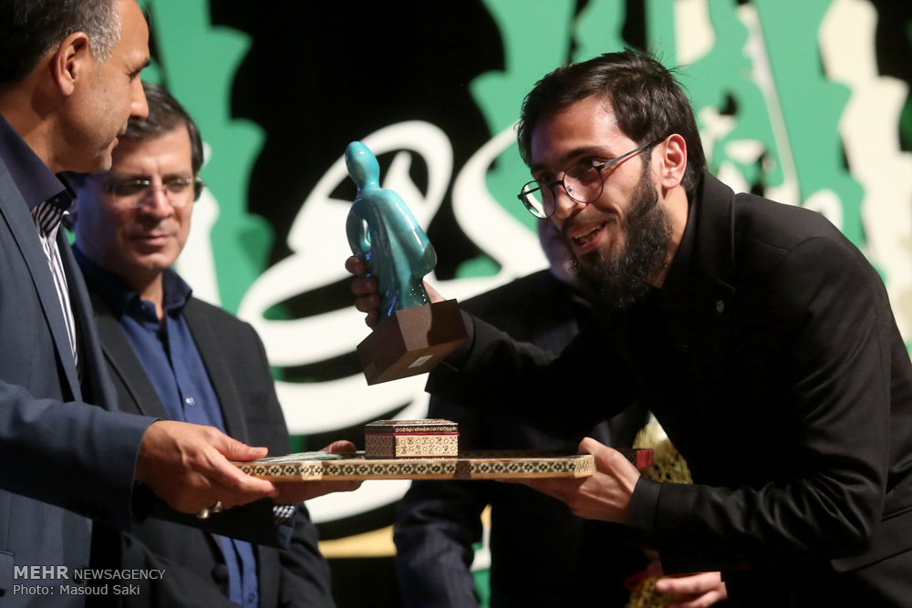 گزارش تصویری / معرفی چهره سال هنر انقلاب اسلامی در سال ۹۵ / در مراسم اختتامیه هفته هنر انقلاب اسلامی که عصر جمعه در حوزه هنری برگزار شد، سید مسعود شجاعی طباطبایی،کاریکاتوریست و دبیر جشنواره بین المللی کاریکاتور به عنوان چهره سال هنر انقلاب معرفی شد.