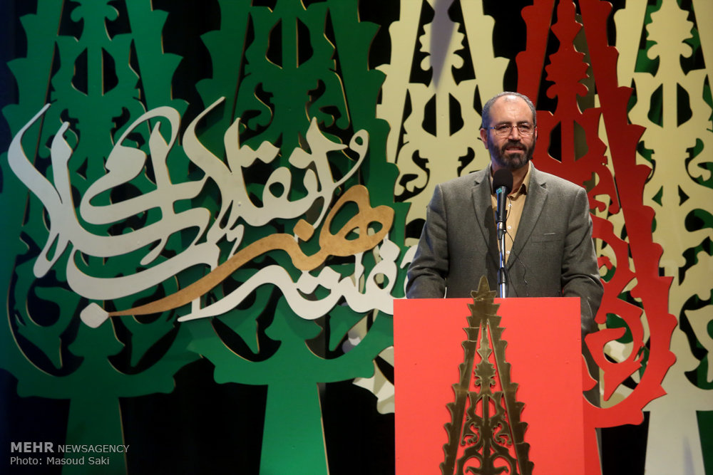 گزارش تصویری / معرفی چهره سال هنر انقلاب اسلامی در سال ۹۵ / در مراسم اختتامیه هفته هنر انقلاب اسلامی که عصر جمعه در حوزه هنری برگزار شد، سید مسعود شجاعی طباطبایی،کاریکاتوریست و دبیر جشنواره بین المللی کاریکاتور به عنوان چهره سال هنر انقلاب معرفی شد.