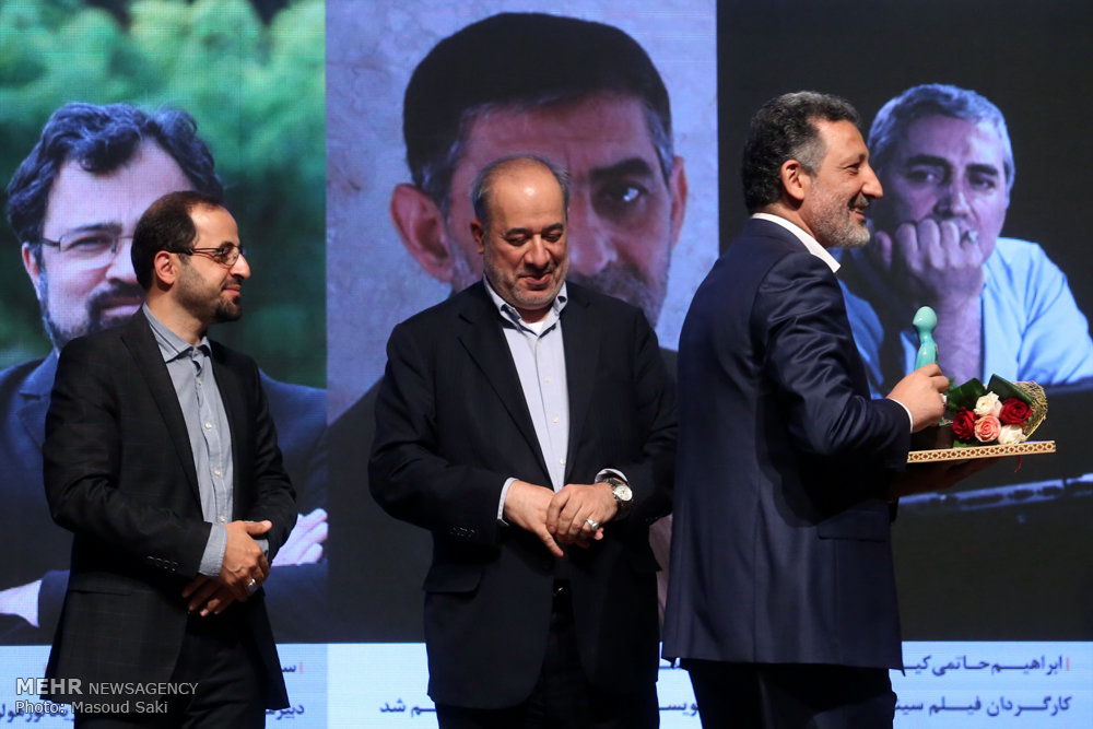 گزارش تصویری / معرفی چهره سال هنر انقلاب اسلامی در سال ۹۵ / در مراسم اختتامیه هفته هنر انقلاب اسلامی که عصر جمعه در حوزه هنری برگزار شد، سید مسعود شجاعی طباطبایی،کاریکاتوریست و دبیر جشنواره بین المللی کاریکاتور به عنوان چهره سال هنر انقلاب معرفی شد.