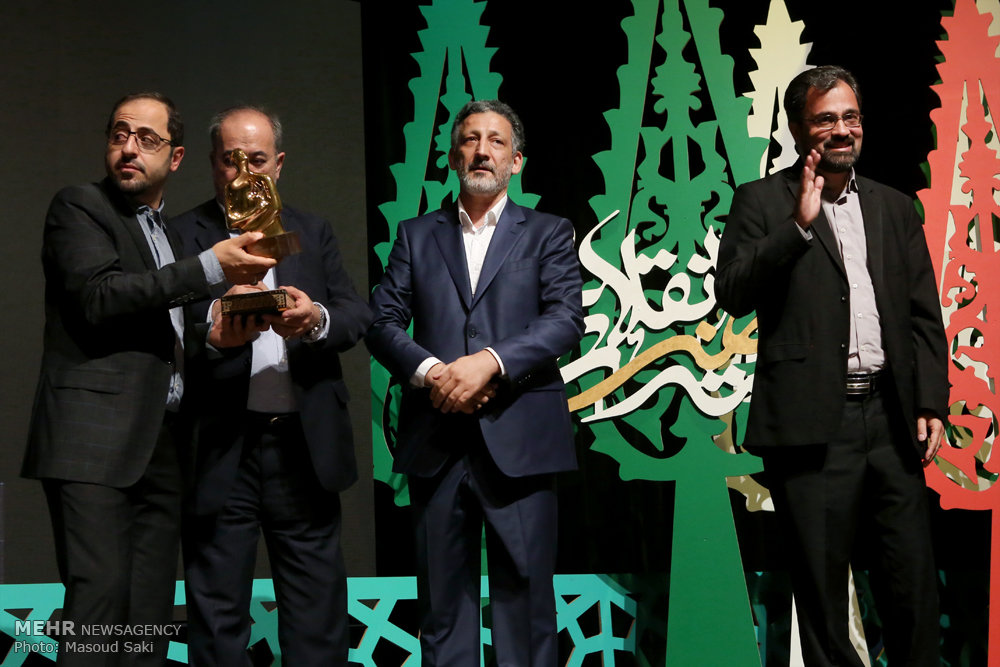 گزارش تصویری / معرفی چهره سال هنر انقلاب اسلامی در سال ۹۵ / در مراسم اختتامیه هفته هنر انقلاب اسلامی که عصر جمعه در حوزه هنری برگزار شد، سید مسعود شجاعی طباطبایی،کاریکاتوریست و دبیر جشنواره بین المللی کاریکاتور به عنوان چهره سال هنر انقلاب معرفی شد.