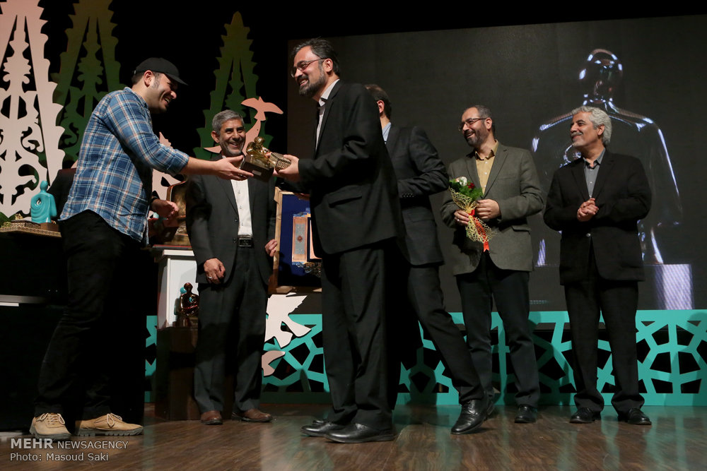 گزارش تصویری / معرفی چهره سال هنر انقلاب اسلامی در سال ۹۵ / در مراسم اختتامیه هفته هنر انقلاب اسلامی که عصر جمعه در حوزه هنری برگزار شد، سید مسعود شجاعی طباطبایی،کاریکاتوریست و دبیر جشنواره بین المللی کاریکاتور به عنوان چهره سال هنر انقلاب معرفی شد.