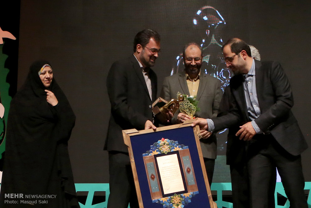 گزارش تصویری / معرفی چهره سال هنر انقلاب اسلامی در سال ۹۵ / در مراسم اختتامیه هفته هنر انقلاب اسلامی که عصر جمعه در حوزه هنری برگزار شد، سید مسعود شجاعی طباطبایی،کاریکاتوریست و دبیر جشنواره بین المللی کاریکاتور به عنوان چهره سال هنر انقلاب معرفی شد.