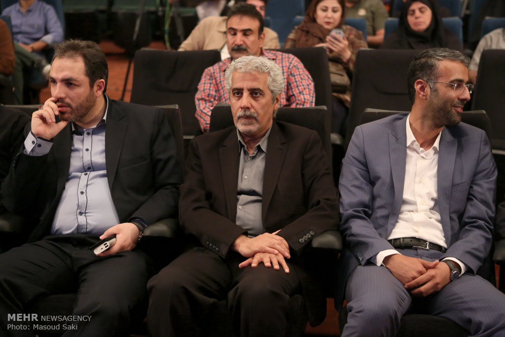 گزارش تصویری / معرفی چهره سال هنر انقلاب اسلامی در سال ۹۵ / در مراسم اختتامیه هفته هنر انقلاب اسلامی که عصر جمعه در حوزه هنری برگزار شد، سید مسعود شجاعی طباطبایی،کاریکاتوریست و دبیر جشنواره بین المللی کاریکاتور به عنوان چهره سال هنر انقلاب معرفی شد.