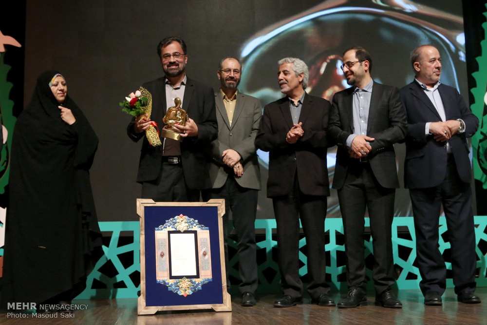 گزارش تصویری / معرفی چهره سال هنر انقلاب اسلامی در سال ۹۵ / در مراسم اختتامیه هفته هنر انقلاب اسلامی که عصر جمعه در حوزه هنری برگزار شد، سید مسعود شجاعی طباطبایی،کاریکاتوریست و دبیر جشنواره بین المللی کاریکاتور به عنوان چهره سال هنر انقلاب معرفی شد.