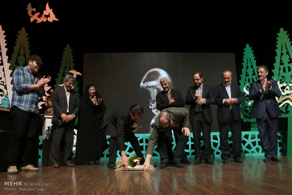 گزارش تصویری / معرفی چهره سال هنر انقلاب اسلامی در سال ۹۵ / در مراسم اختتامیه هفته هنر انقلاب اسلامی که عصر جمعه در حوزه هنری برگزار شد، سید مسعود شجاعی طباطبایی،کاریکاتوریست و دبیر جشنواره بین المللی کاریکاتور به عنوان چهره سال هنر انقلاب معرفی شد.