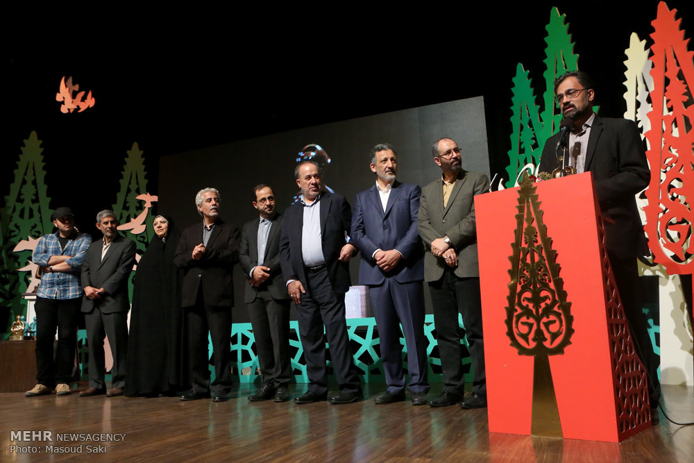 گزارش تصویری / معرفی چهره سال هنر انقلاب اسلامی در سال ۹۵ / در مراسم اختتامیه هفته هنر انقلاب اسلامی که عصر جمعه در حوزه هنری برگزار شد، سید مسعود شجاعی طباطبایی،کاریکاتوریست و دبیر جشنواره بین المللی کاریکاتور به عنوان چهره سال هنر انقلاب معرفی شد.