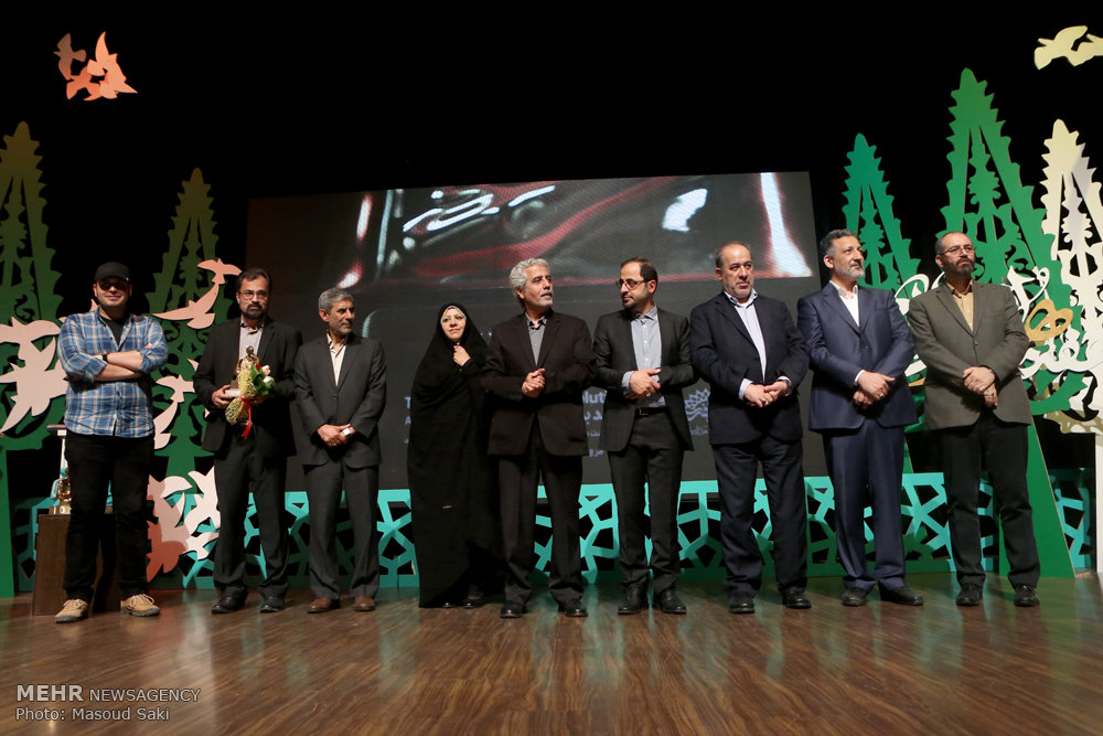 گزارش تصویری / معرفی چهره سال هنر انقلاب اسلامی در سال ۹۵ / در مراسم اختتامیه هفته هنر انقلاب اسلامی که عصر جمعه در حوزه هنری برگزار شد، سید مسعود شجاعی طباطبایی،کاریکاتوریست و دبیر جشنواره بین المللی کاریکاتور به عنوان چهره سال هنر انقلاب معرفی شد.