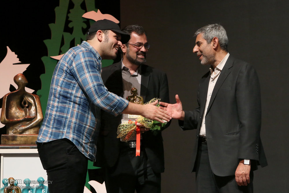 گزارش تصویری / معرفی چهره سال هنر انقلاب اسلامی در سال ۹۵ / در مراسم اختتامیه هفته هنر انقلاب اسلامی که عصر جمعه در حوزه هنری برگزار شد، سید مسعود شجاعی طباطبایی،کاریکاتوریست و دبیر جشنواره بین المللی کاریکاتور به عنوان چهره سال هنر انقلاب معرفی شد.