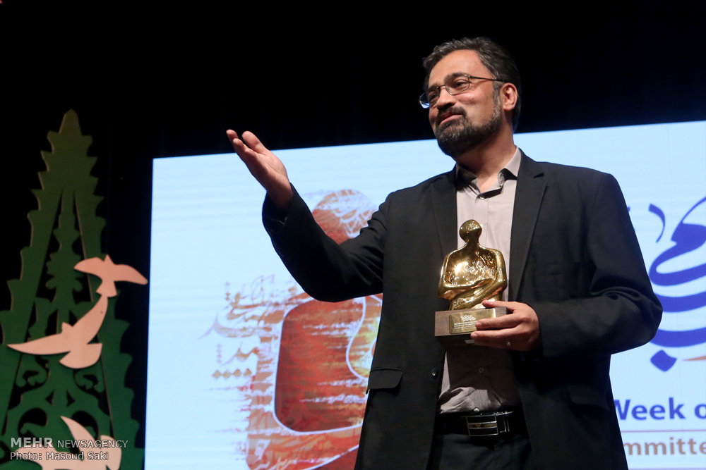 گزارش تصویری / معرفی چهره سال هنر انقلاب اسلامی در سال ۹۵ / در مراسم اختتامیه هفته هنر انقلاب اسلامی که عصر جمعه در حوزه هنری برگزار شد، سید مسعود شجاعی طباطبایی،کاریکاتوریست و دبیر جشنواره بین المللی کاریکاتور به عنوان چهره سال هنر انقلاب معرفی شد.