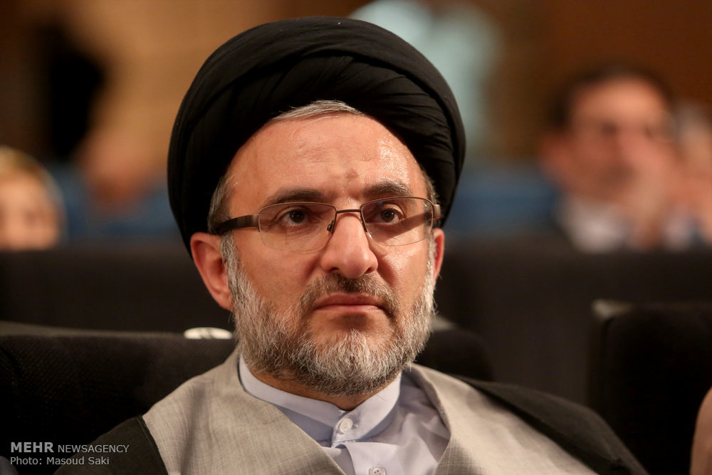 گزارش تصویری / معرفی چهره سال هنر انقلاب اسلامی در سال ۹۵ / در مراسم اختتامیه هفته هنر انقلاب اسلامی که عصر جمعه در حوزه هنری برگزار شد، سید مسعود شجاعی طباطبایی،کاریکاتوریست و دبیر جشنواره بین المللی کاریکاتور به عنوان چهره سال هنر انقلاب معرفی شد.