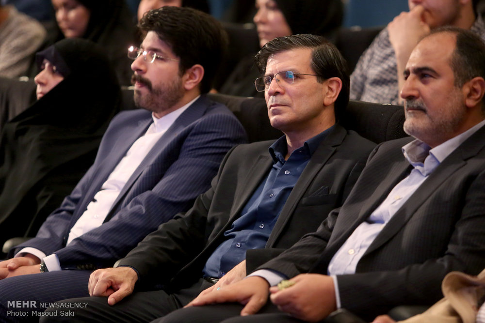 گزارش تصویری / معرفی چهره سال هنر انقلاب اسلامی در سال ۹۵ / در مراسم اختتامیه هفته هنر انقلاب اسلامی که عصر جمعه در حوزه هنری برگزار شد، سید مسعود شجاعی طباطبایی،کاریکاتوریست و دبیر جشنواره بین المللی کاریکاتور به عنوان چهره سال هنر انقلاب معرفی شد.