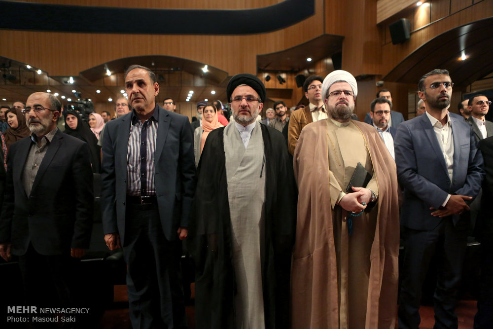 گزارش تصویری / معرفی چهره سال هنر انقلاب اسلامی در سال ۹۵ / در مراسم اختتامیه هفته هنر انقلاب اسلامی که عصر جمعه در حوزه هنری برگزار شد، سید مسعود شجاعی طباطبایی،کاریکاتوریست و دبیر جشنواره بین المللی کاریکاتور به عنوان چهره سال هنر انقلاب معرفی شد.