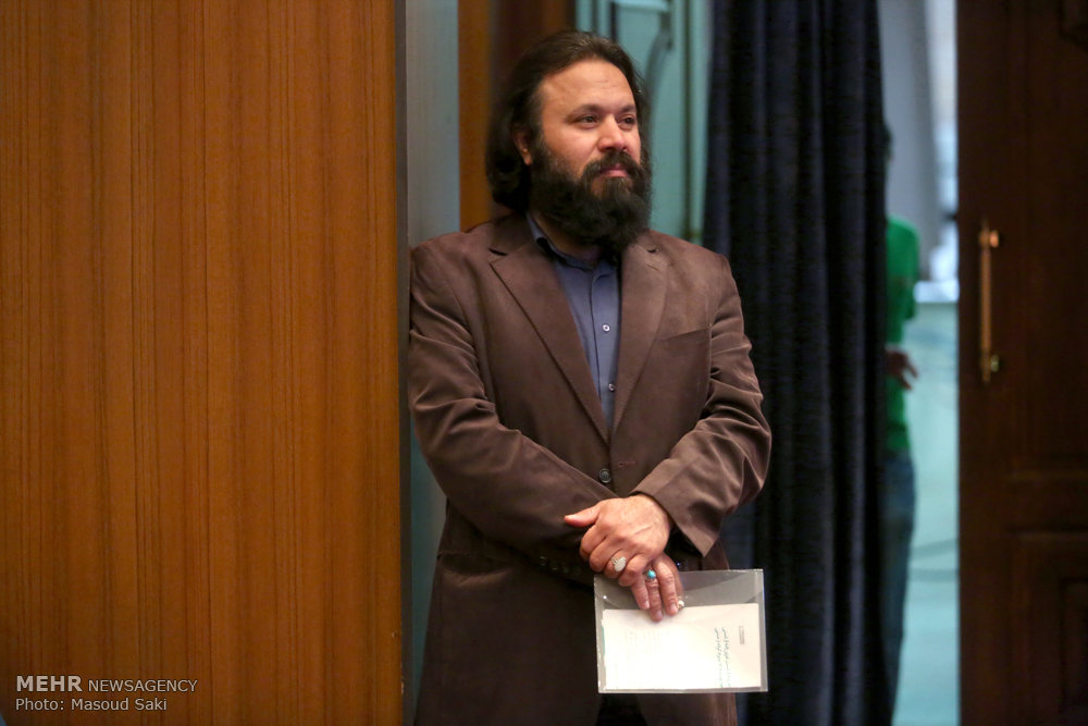 گزارش تصویری / معرفی چهره سال هنر انقلاب اسلامی در سال ۹۵ / در مراسم اختتامیه هفته هنر انقلاب اسلامی که عصر جمعه در حوزه هنری برگزار شد، سید مسعود شجاعی طباطبایی،کاریکاتوریست و دبیر جشنواره بین المللی کاریکاتور به عنوان چهره سال هنر انقلاب معرفی شد.