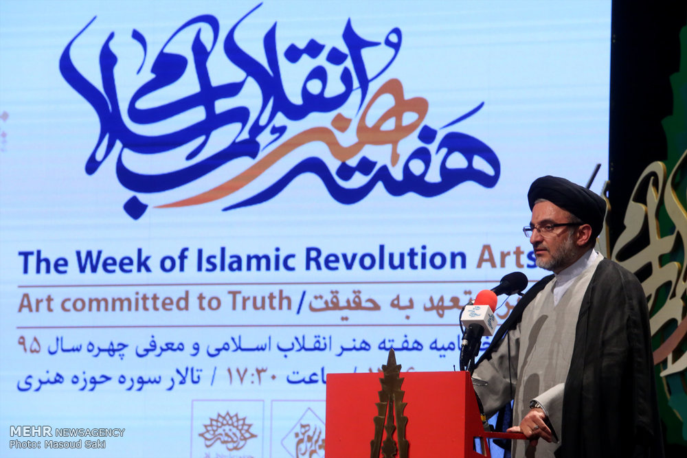 گزارش تصویری / معرفی چهره سال هنر انقلاب اسلامی در سال ۹۵ / در مراسم اختتامیه هفته هنر انقلاب اسلامی که عصر جمعه در حوزه هنری برگزار شد، سید مسعود شجاعی طباطبایی،کاریکاتوریست و دبیر جشنواره بین المللی کاریکاتور به عنوان چهره سال هنر انقلاب معرفی شد.