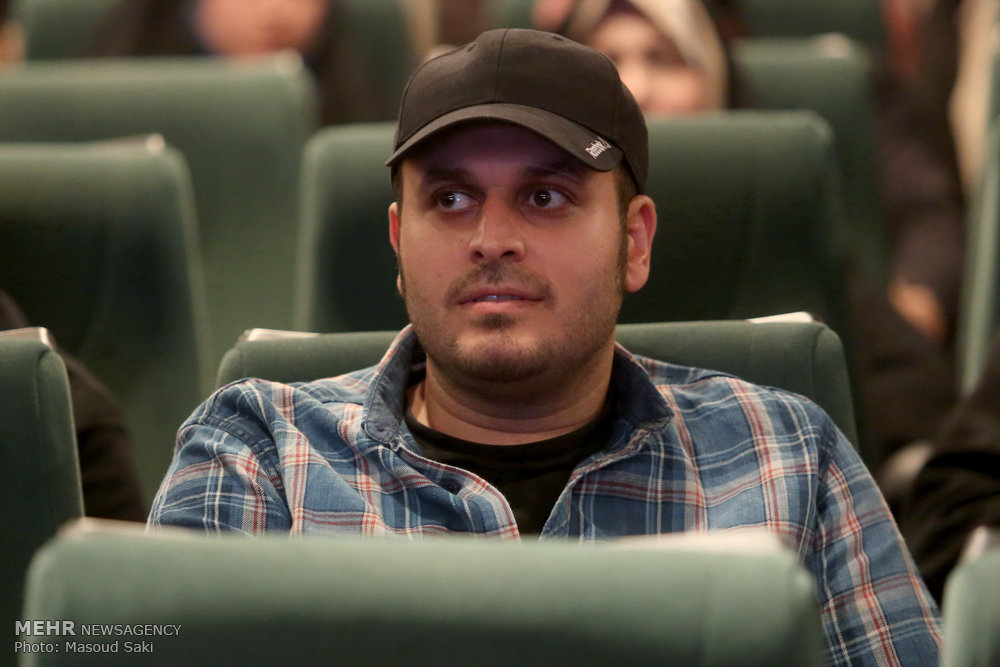 گزارش تصویری / معرفی چهره سال هنر انقلاب اسلامی در سال ۹۵ / در مراسم اختتامیه هفته هنر انقلاب اسلامی که عصر جمعه در حوزه هنری برگزار شد، سید مسعود شجاعی طباطبایی،کاریکاتوریست و دبیر جشنواره بین المللی کاریکاتور به عنوان چهره سال هنر انقلاب معرفی شد.