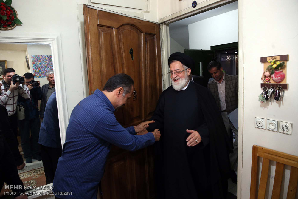 گزارش تصویری / عیادت نماینده مقام معظم رهبری از جانبازان / در سالروز ولادت باسعادت قمر بنی هاشم حضرت اباالفضل‌العباس علیه‌السلام و روز جانباز، حجت الاسلام شهیدی از جانب امام خامنه‌ای رهبر معظم انقلاب اسلامی با حضور در منازل تعدادی از جانبازان در تهران از رشادت، صبر و استقامت ایثارگران تجلیل کردند.