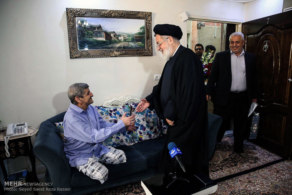 گزارش تصویری / عیادت نماینده مقام معظم رهبری از جانبازان / در سالروز ولادت باسعادت قمر بنی هاشم حضرت اباالفضل‌العباس علیه‌السلام و روز جانباز، حجت الاسلام شهیدی از جانب امام خامنه‌ای رهبر معظم انقلاب اسلامی با حضور در منازل تعدادی از جانبازان در تهران از رشادت، صبر و استقامت ایثارگران تجلیل کردند.