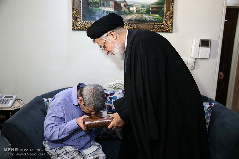 گزارش تصویری / عیادت نماینده مقام معظم رهبری از جانبازان / در سالروز ولادت باسعادت قمر بنی هاشم حضرت اباالفضل‌العباس علیه‌السلام و روز جانباز، حجت الاسلام شهیدی از جانب امام خامنه‌ای رهبر معظم انقلاب اسلامی با حضور در منازل تعدادی از جانبازان در تهران از رشادت، صبر و استقامت ایثارگران تجلیل کردند.