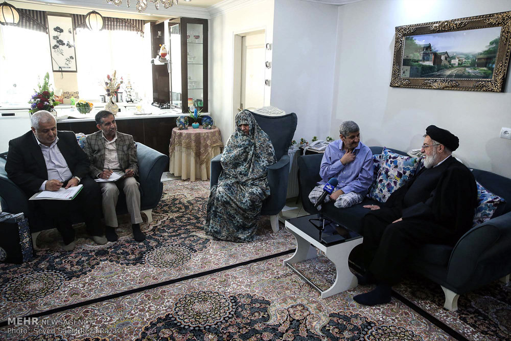 گزارش تصویری / عیادت نماینده مقام معظم رهبری از جانبازان / در سالروز ولادت باسعادت قمر بنی هاشم حضرت اباالفضل‌العباس علیه‌السلام و روز جانباز، حجت الاسلام شهیدی از جانب امام خامنه‌ای رهبر معظم انقلاب اسلامی با حضور در منازل تعدادی از جانبازان در تهران از رشادت، صبر و استقامت ایثارگران تجلیل کردند.