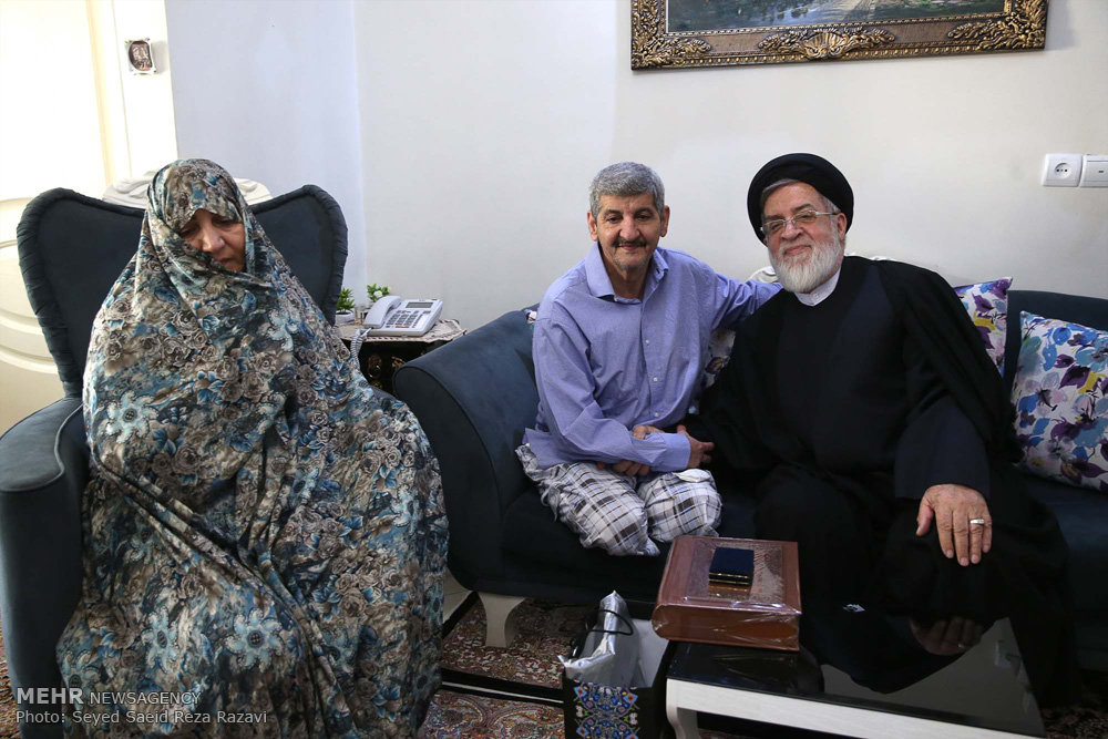 گزارش تصویری / عیادت نماینده مقام معظم رهبری از جانبازان / در سالروز ولادت باسعادت قمر بنی هاشم حضرت اباالفضل‌العباس علیه‌السلام و روز جانباز، حجت الاسلام شهیدی از جانب امام خامنه‌ای رهبر معظم انقلاب اسلامی با حضور در منازل تعدادی از جانبازان در تهران از رشادت، صبر و استقامت ایثارگران تجلیل کردند.