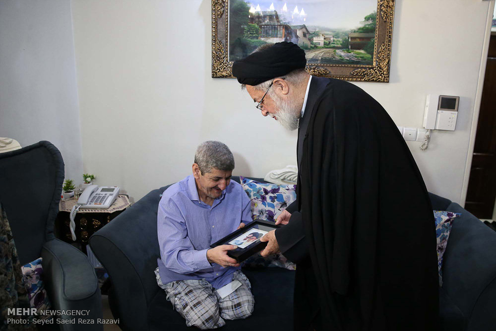گزارش تصویری / عیادت نماینده مقام معظم رهبری از جانبازان / در سالروز ولادت باسعادت قمر بنی هاشم حضرت اباالفضل‌العباس علیه‌السلام و روز جانباز، حجت الاسلام شهیدی از جانب امام خامنه‌ای رهبر معظم انقلاب اسلامی با حضور در منازل تعدادی از جانبازان در تهران از رشادت، صبر و استقامت ایثارگران تجلیل کردند.