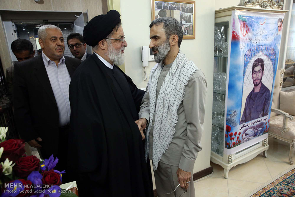 گزارش تصویری / عیادت نماینده مقام معظم رهبری از جانبازان / در سالروز ولادت باسعادت قمر بنی هاشم حضرت اباالفضل‌العباس علیه‌السلام و روز جانباز، حجت الاسلام شهیدی از جانب امام خامنه‌ای رهبر معظم انقلاب اسلامی با حضور در منازل تعدادی از جانبازان در تهران از رشادت، صبر و استقامت ایثارگران تجلیل کردند.