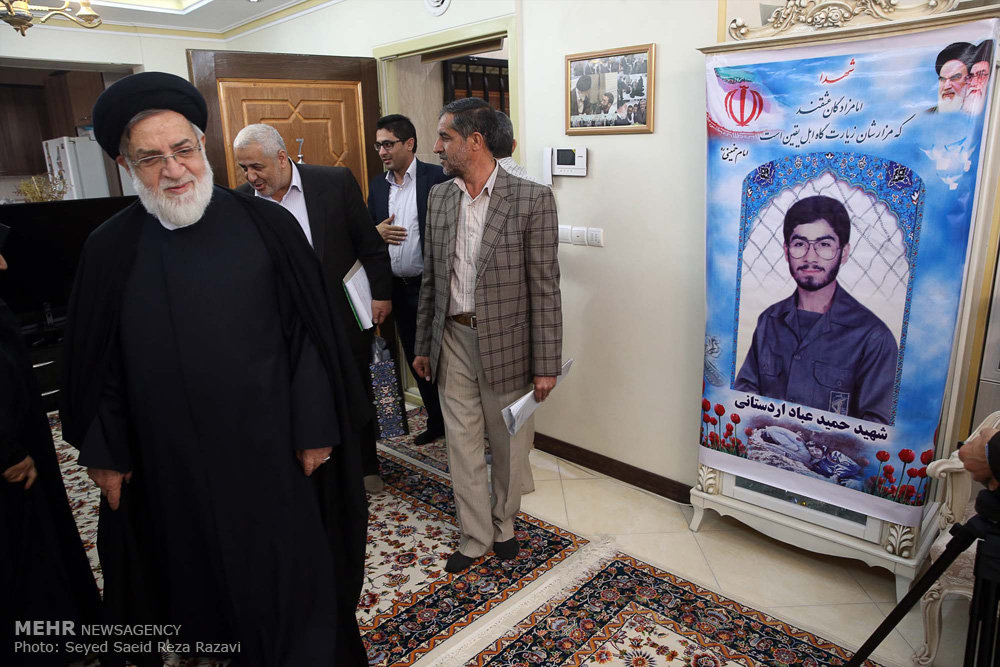 گزارش تصویری / عیادت نماینده مقام معظم رهبری از جانبازان / در سالروز ولادت باسعادت قمر بنی هاشم حضرت اباالفضل‌العباس علیه‌السلام و روز جانباز، حجت الاسلام شهیدی از جانب امام خامنه‌ای رهبر معظم انقلاب اسلامی با حضور در منازل تعدادی از جانبازان در تهران از رشادت، صبر و استقامت ایثارگران تجلیل کردند.