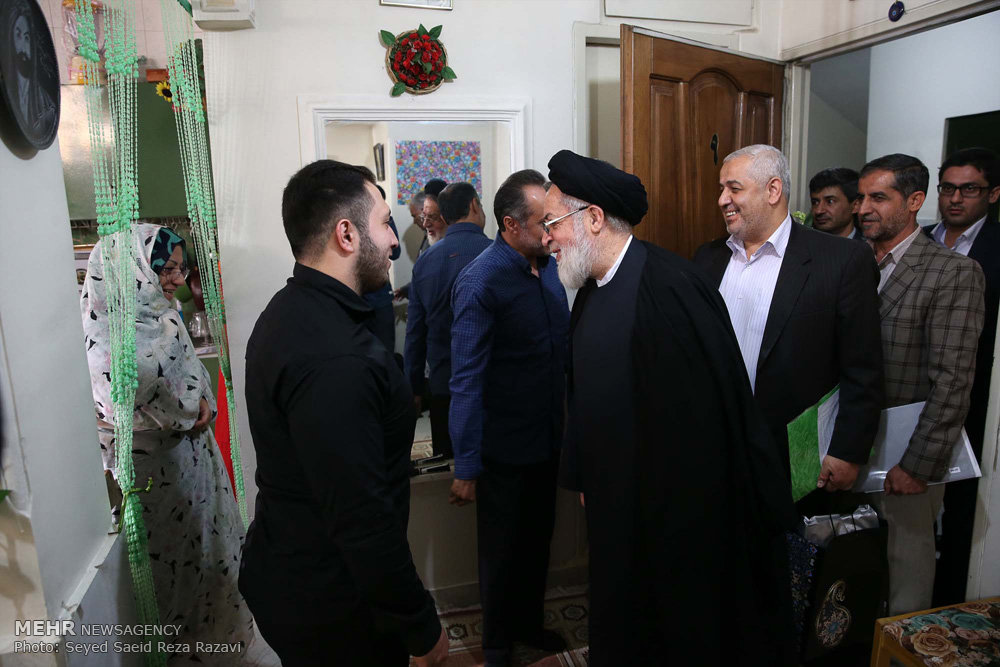 گزارش تصویری / عیادت نماینده مقام معظم رهبری از جانبازان / در سالروز ولادت باسعادت قمر بنی هاشم حضرت اباالفضل‌العباس علیه‌السلام و روز جانباز، حجت الاسلام شهیدی از جانب امام خامنه‌ای رهبر معظم انقلاب اسلامی با حضور در منازل تعدادی از جانبازان در تهران از رشادت، صبر و استقامت ایثارگران تجلیل کردند.