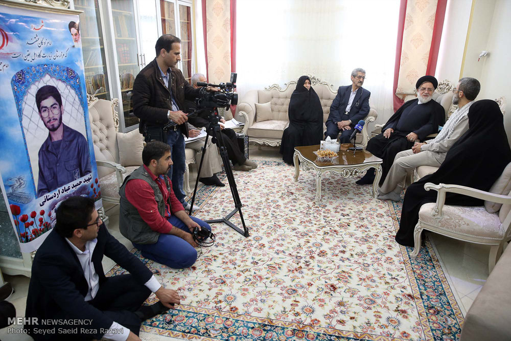 گزارش تصویری / عیادت نماینده مقام معظم رهبری از جانبازان / در سالروز ولادت باسعادت قمر بنی هاشم حضرت اباالفضل‌العباس علیه‌السلام و روز جانباز، حجت الاسلام شهیدی از جانب امام خامنه‌ای رهبر معظم انقلاب اسلامی با حضور در منازل تعدادی از جانبازان در تهران از رشادت، صبر و استقامت ایثارگران تجلیل کردند.