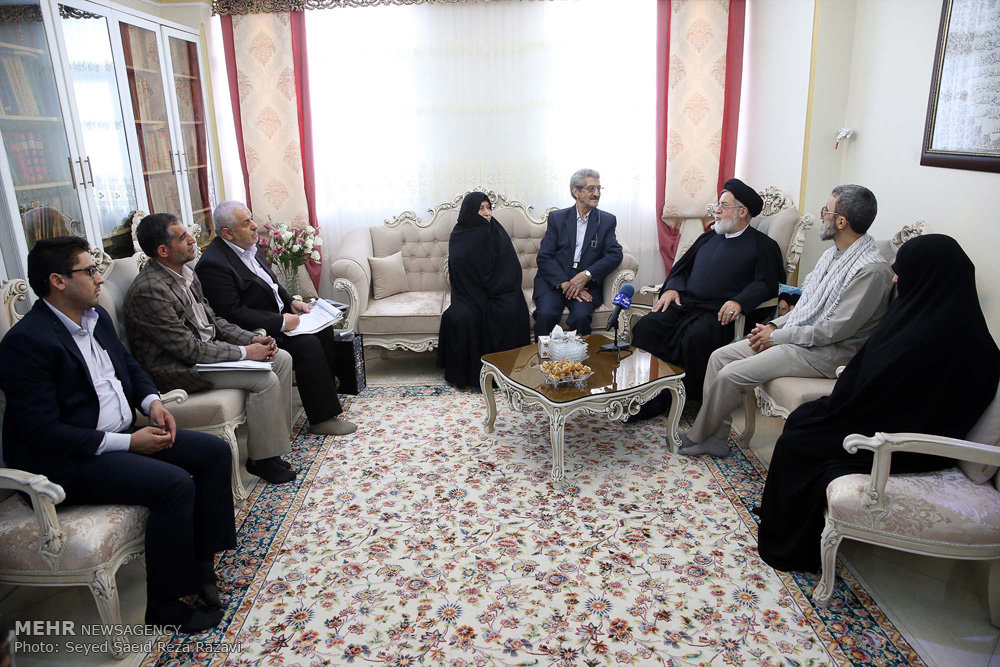 گزارش تصویری / عیادت نماینده مقام معظم رهبری از جانبازان / در سالروز ولادت باسعادت قمر بنی هاشم حضرت اباالفضل‌العباس علیه‌السلام و روز جانباز، حجت الاسلام شهیدی از جانب امام خامنه‌ای رهبر معظم انقلاب اسلامی با حضور در منازل تعدادی از جانبازان در تهران از رشادت، صبر و استقامت ایثارگران تجلیل کردند.