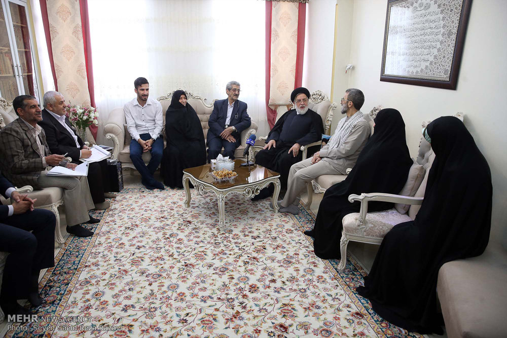 گزارش تصویری / عیادت نماینده مقام معظم رهبری از جانبازان / در سالروز ولادت باسعادت قمر بنی هاشم حضرت اباالفضل‌العباس علیه‌السلام و روز جانباز، حجت الاسلام شهیدی از جانب امام خامنه‌ای رهبر معظم انقلاب اسلامی با حضور در منازل تعدادی از جانبازان در تهران از رشادت، صبر و استقامت ایثارگران تجلیل کردند.