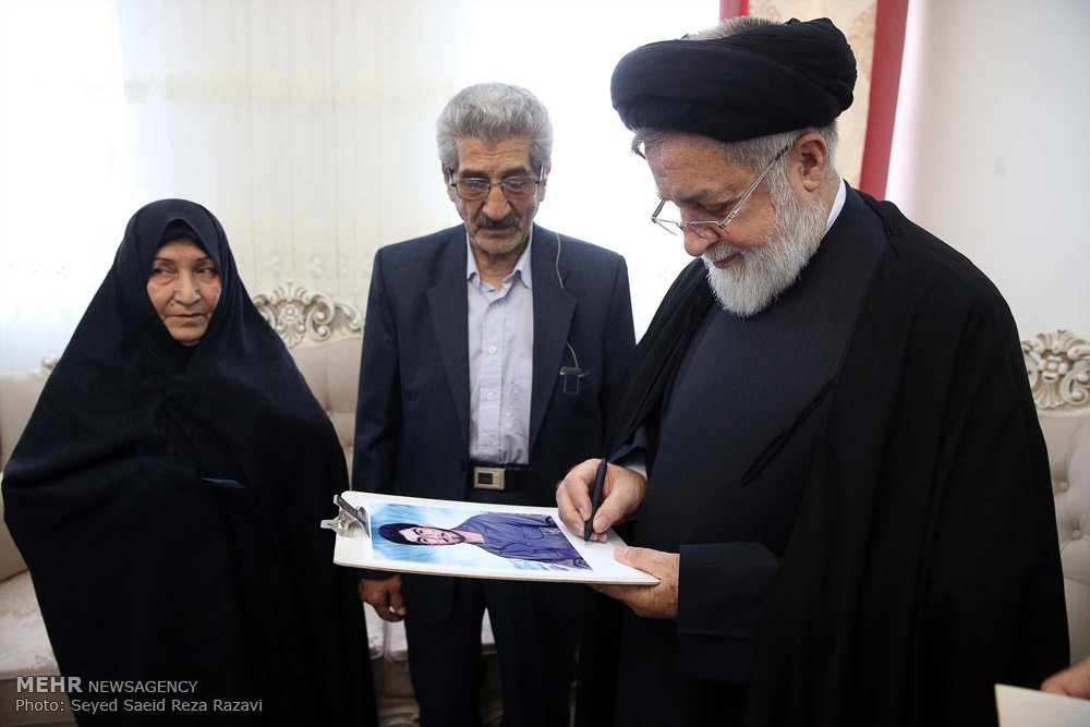 گزارش تصویری / عیادت نماینده مقام معظم رهبری از جانبازان / در سالروز ولادت باسعادت قمر بنی هاشم حضرت اباالفضل‌العباس علیه‌السلام و روز جانباز، حجت الاسلام شهیدی از جانب امام خامنه‌ای رهبر معظم انقلاب اسلامی با حضور در منازل تعدادی از جانبازان در تهران از رشادت، صبر و استقامت ایثارگران تجلیل کردند.