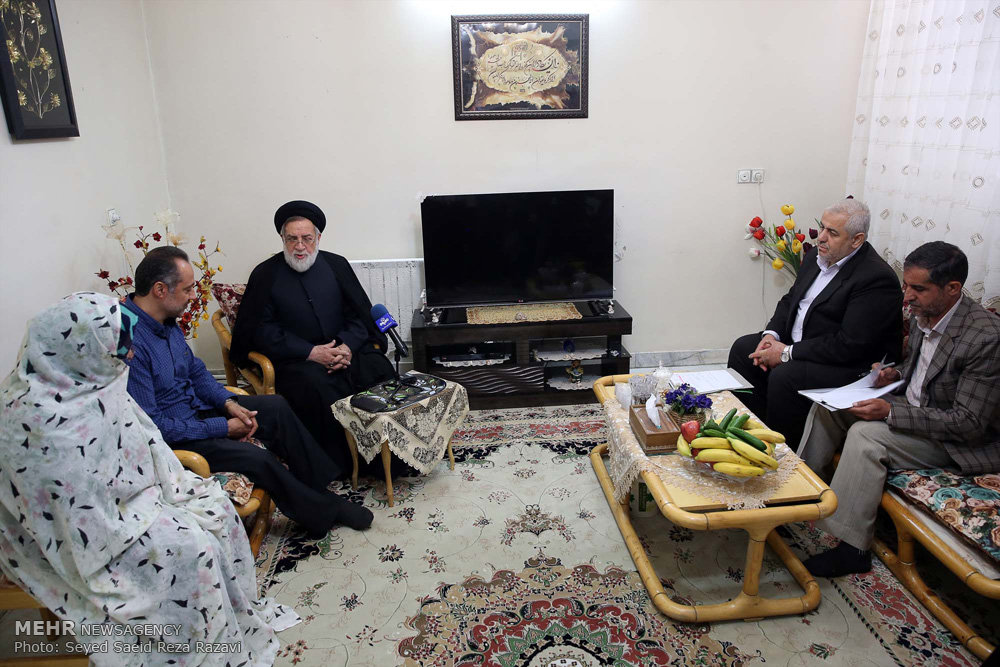 گزارش تصویری / عیادت نماینده مقام معظم رهبری از جانبازان / در سالروز ولادت باسعادت قمر بنی هاشم حضرت اباالفضل‌العباس علیه‌السلام و روز جانباز، حجت الاسلام شهیدی از جانب امام خامنه‌ای رهبر معظم انقلاب اسلامی با حضور در منازل تعدادی از جانبازان در تهران از رشادت، صبر و استقامت ایثارگران تجلیل کردند.