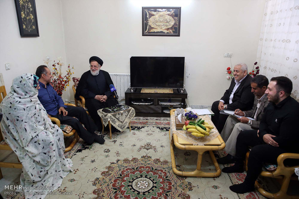 گزارش تصویری / عیادت نماینده مقام معظم رهبری از جانبازان / در سالروز ولادت باسعادت قمر بنی هاشم حضرت اباالفضل‌العباس علیه‌السلام و روز جانباز، حجت الاسلام شهیدی از جانب امام خامنه‌ای رهبر معظم انقلاب اسلامی با حضور در منازل تعدادی از جانبازان در تهران از رشادت، صبر و استقامت ایثارگران تجلیل کردند.
