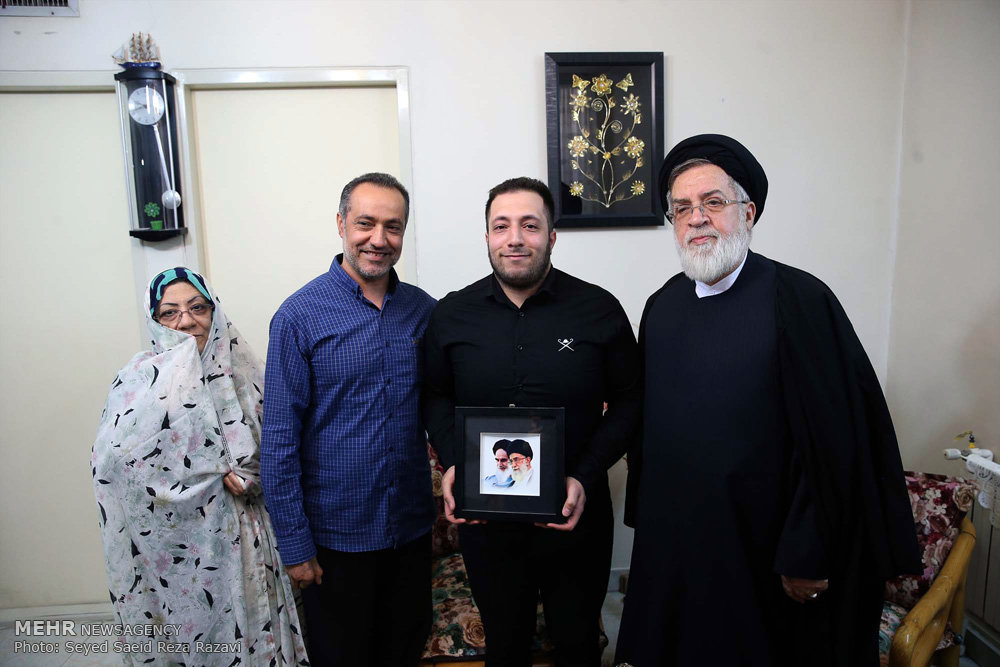 گزارش تصویری / عیادت نماینده مقام معظم رهبری از جانبازان / در سالروز ولادت باسعادت قمر بنی هاشم حضرت اباالفضل‌العباس علیه‌السلام و روز جانباز، حجت الاسلام شهیدی از جانب امام خامنه‌ای رهبر معظم انقلاب اسلامی با حضور در منازل تعدادی از جانبازان در تهران از رشادت، صبر و استقامت ایثارگران تجلیل کردند.