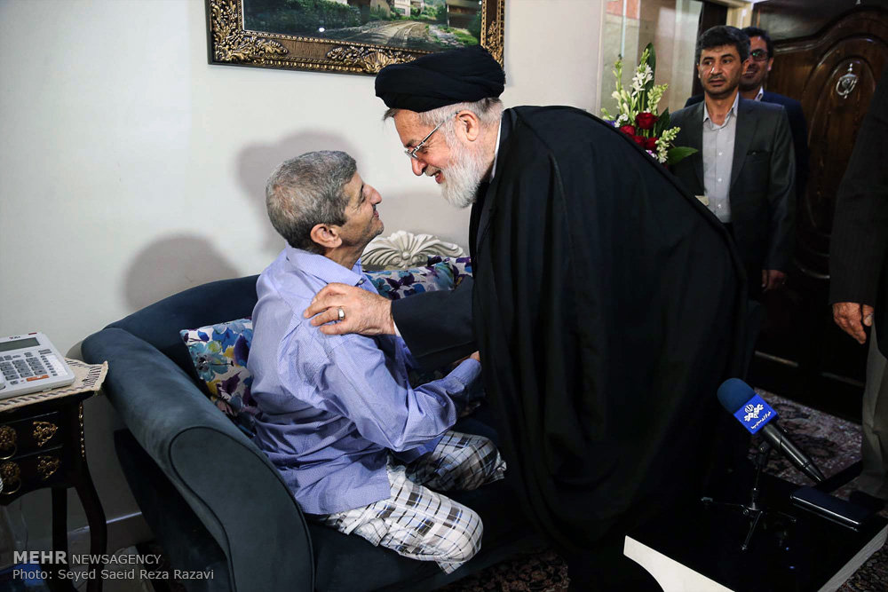 گزارش تصویری / عیادت نماینده مقام معظم رهبری از جانبازان / در سالروز ولادت باسعادت قمر بنی هاشم حضرت اباالفضل‌العباس علیه‌السلام و روز جانباز، حجت الاسلام شهیدی از جانب امام خامنه‌ای رهبر معظم انقلاب اسلامی با حضور در منازل تعدادی از جانبازان در تهران از رشادت، صبر و استقامت ایثارگران تجلیل کردند.