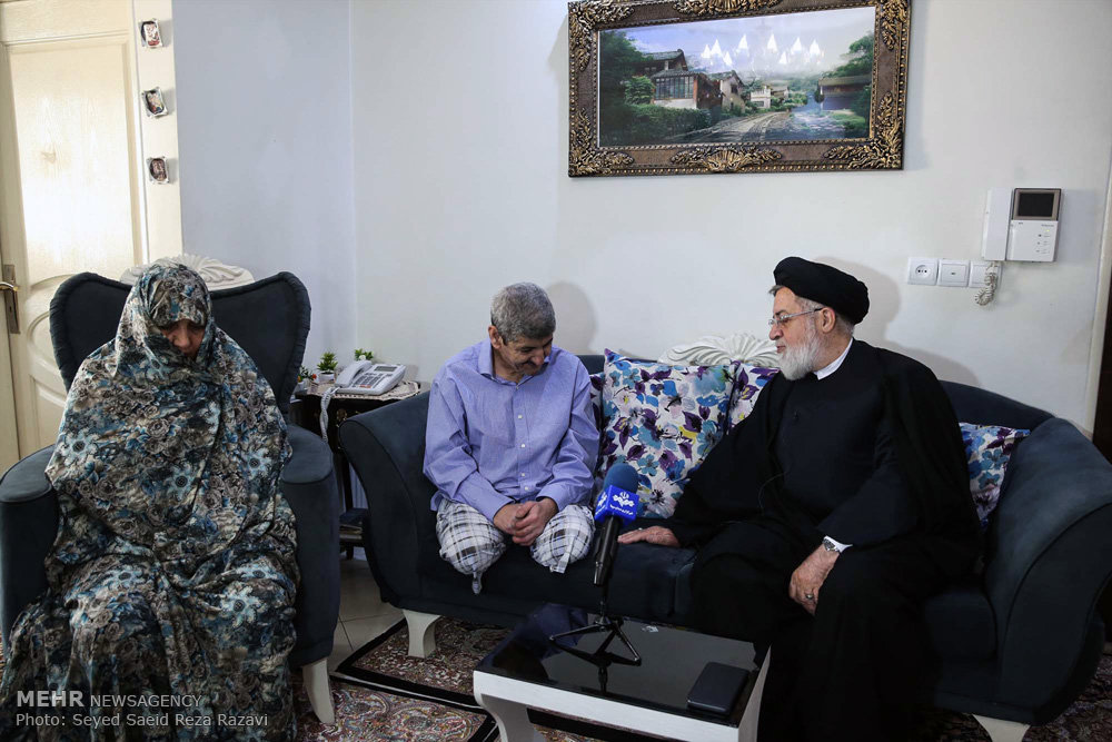 گزارش تصویری / عیادت نماینده مقام معظم رهبری از جانبازان / در سالروز ولادت باسعادت قمر بنی هاشم حضرت اباالفضل‌العباس علیه‌السلام و روز جانباز، حجت الاسلام شهیدی از جانب امام خامنه‌ای رهبر معظم انقلاب اسلامی با حضور در منازل تعدادی از جانبازان در تهران از رشادت، صبر و استقامت ایثارگران تجلیل کردند.