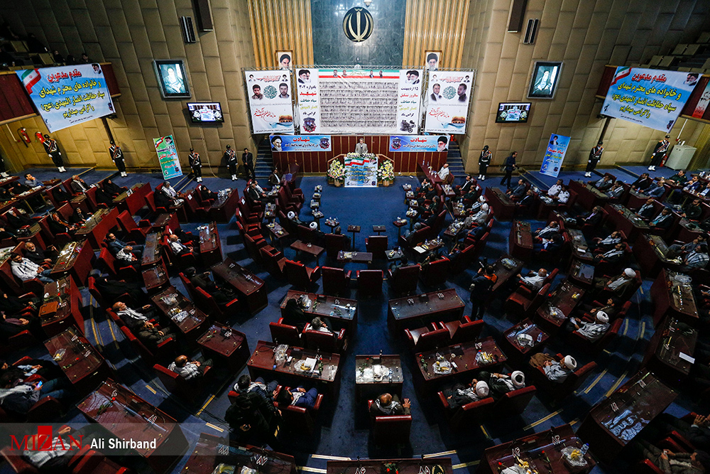 گزارش تصویری / یادواره 304ذشهید سپاه حفاظت انصارالمهدی با حضور رئیس مجلس / مراسم یادواره 304 شهید سپاه حفاظت انصارالمهدی روز پنج شنبه با حضور علی لاریجانی رییس مجلس شورای اسلامی در محل قدیم مجلس شورای اسلامی برگزار شد.