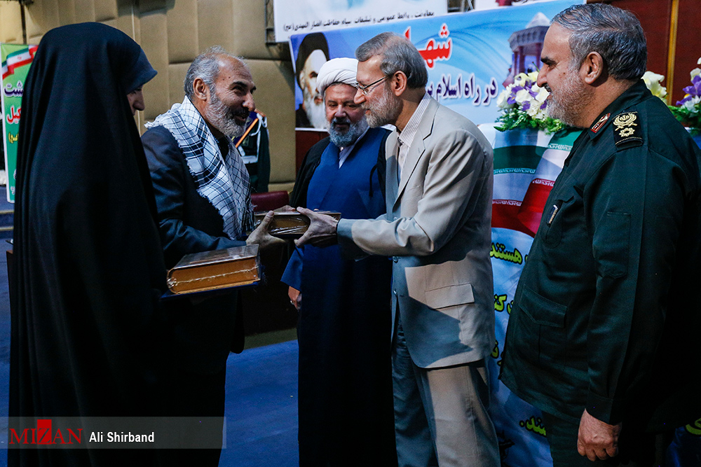 گزارش تصویری / یادواره 304ذشهید سپاه حفاظت انصارالمهدی با حضور رئیس مجلس / مراسم یادواره 304 شهید سپاه حفاظت انصارالمهدی روز پنج شنبه با حضور علی لاریجانی رییس مجلس شورای اسلامی در محل قدیم مجلس شورای اسلامی برگزار شد.