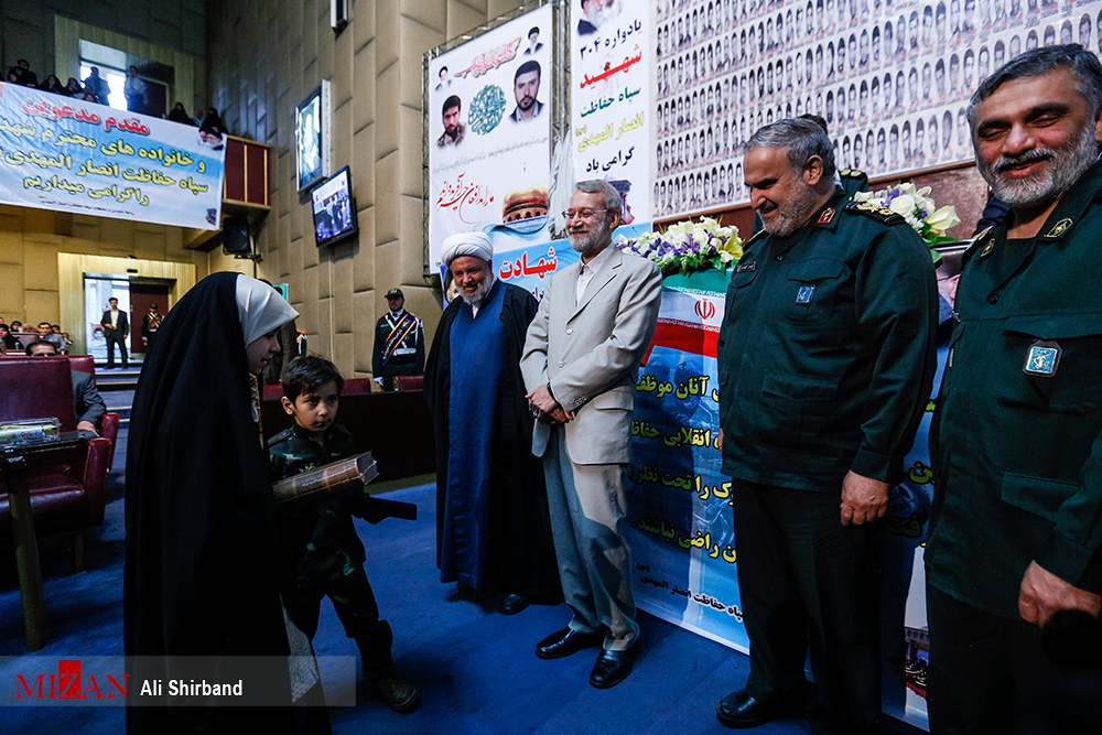 گزارش تصویری / یادواره 304ذشهید سپاه حفاظت انصارالمهدی با حضور رئیس مجلس / مراسم یادواره 304 شهید سپاه حفاظت انصارالمهدی روز پنج شنبه با حضور علی لاریجانی رییس مجلس شورای اسلامی در محل قدیم مجلس شورای اسلامی برگزار شد.