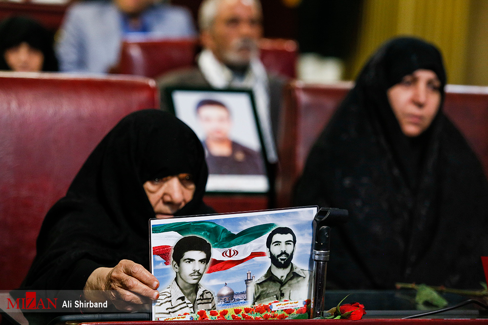 گزارش تصویری / یادواره 304ذشهید سپاه حفاظت انصارالمهدی با حضور رئیس مجلس / مراسم یادواره 304 شهید سپاه حفاظت انصارالمهدی روز پنج شنبه با حضور علی لاریجانی رییس مجلس شورای اسلامی در محل قدیم مجلس شورای اسلامی برگزار شد.