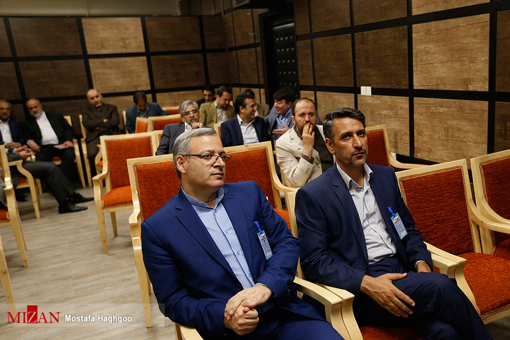 گزارش تصویری / دومین مناظره تلویزیونی نامزدهای انتخابات ریاست جمهوری / حجت الاسلام ابراهیم رئیسی، اسحاق جهانگیری، سیدمصطفی میرسلیم، حجت الاسلام حسن روحانی، محمدباقر قالیباف و سید مصطفی هاشمی طبا جمعه پانزدهم اردیبهشت برای دومین بار در مناظره انتخابات ریاست جمهوری در صدا و سیما شرکت کردند.