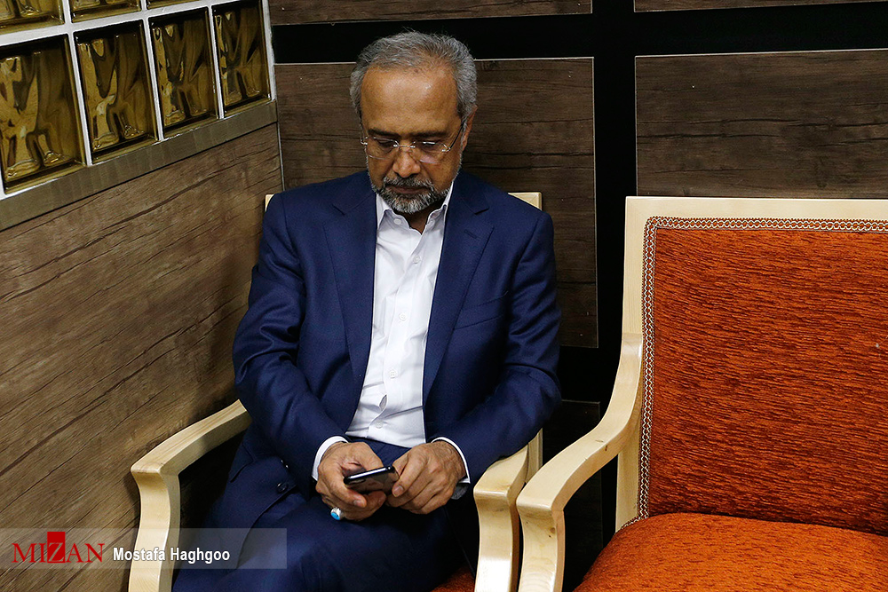 گزارش تصویری / دومین مناظره تلویزیونی نامزدهای انتخابات ریاست جمهوری / حجت الاسلام ابراهیم رئیسی، اسحاق جهانگیری، سیدمصطفی میرسلیم، حجت الاسلام حسن روحانی، محمدباقر قالیباف و سید مصطفی هاشمی طبا جمعه پانزدهم اردیبهشت برای دومین بار در مناظره انتخابات ریاست جمهوری در صدا و سیما شرکت کردند.