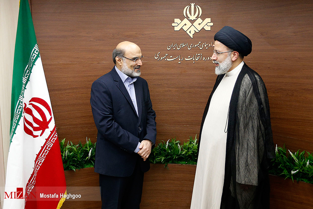 گزارش تصویری / دومین مناظره تلویزیونی نامزدهای انتخابات ریاست جمهوری / حجت الاسلام ابراهیم رئیسی، اسحاق جهانگیری، سیدمصطفی میرسلیم، حجت الاسلام حسن روحانی، محمدباقر قالیباف و سید مصطفی هاشمی طبا جمعه پانزدهم اردیبهشت برای دومین بار در مناظره انتخابات ریاست جمهوری در صدا و سیما شرکت کردند.